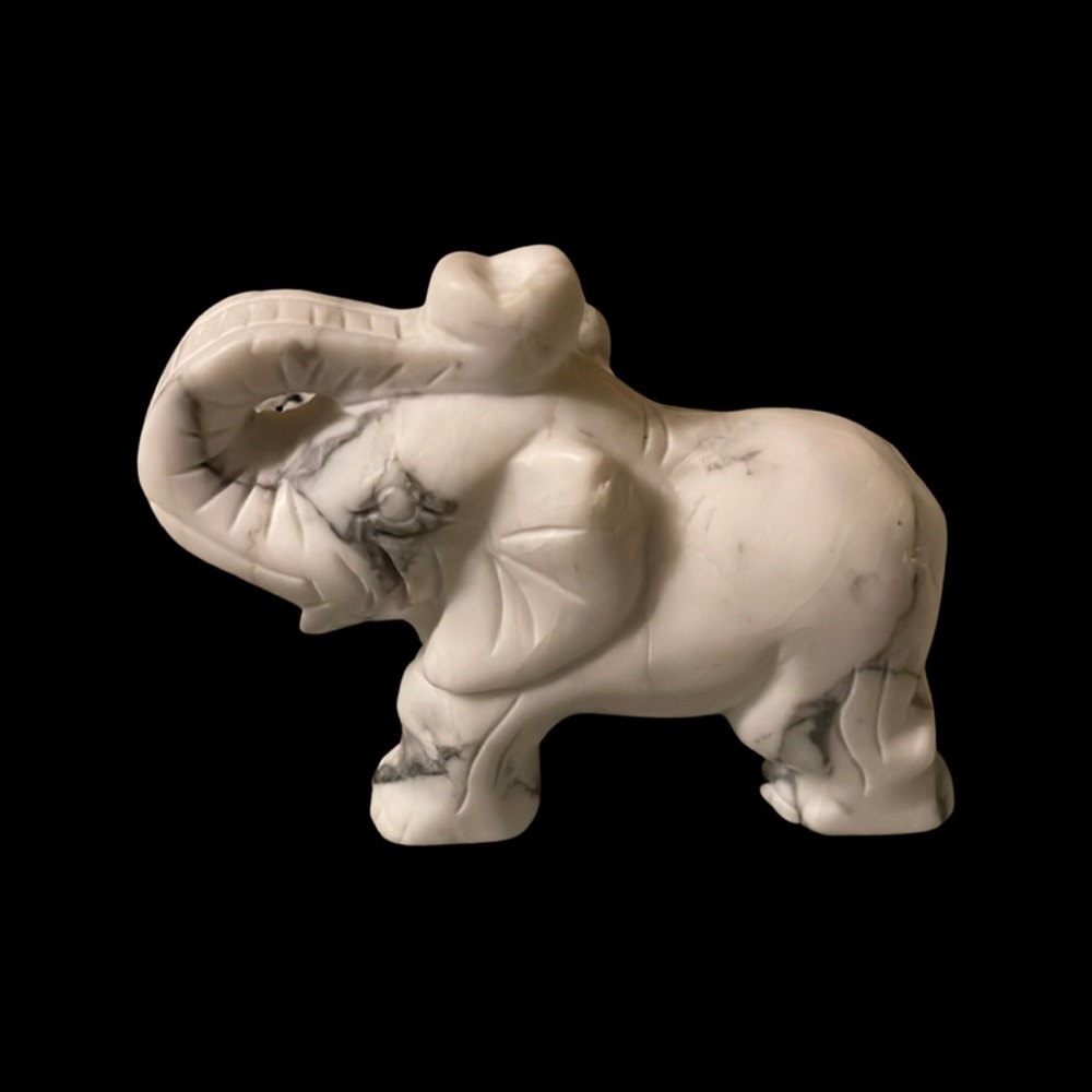 White howlite elephant